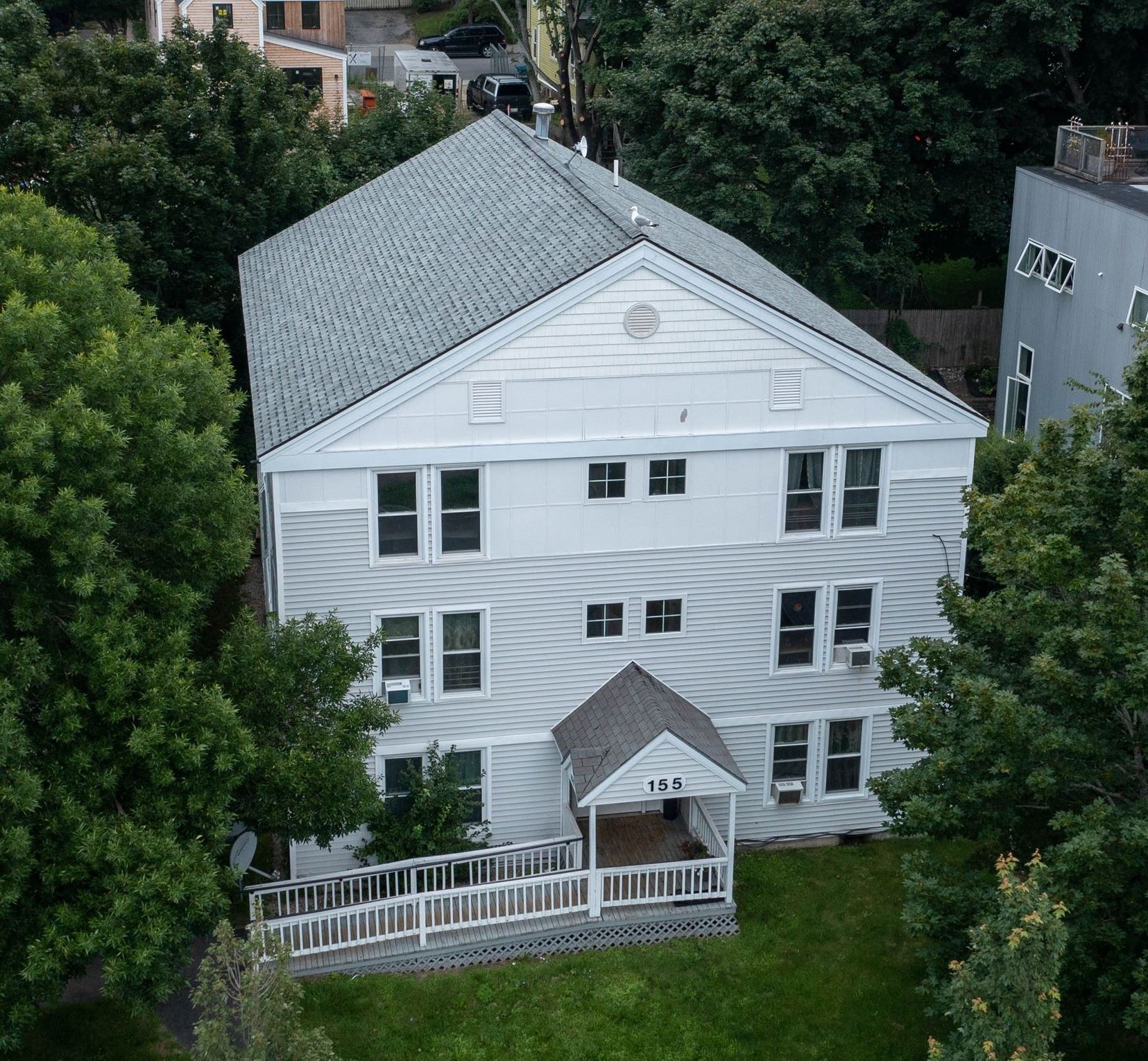 a photo from a drone looking down on a thre story apartment building with a ramp